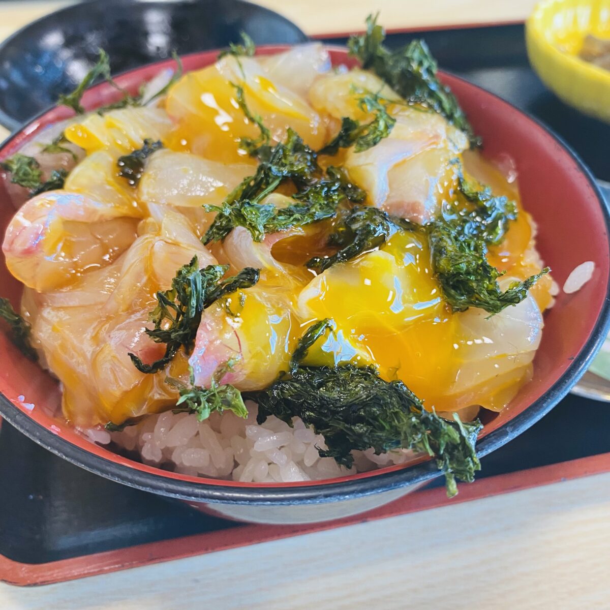 鯛丼と卵黄